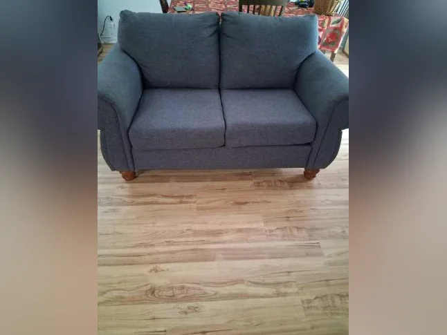 Deux fauteuils berçants et une causeuse de qualité. thumbnail 3