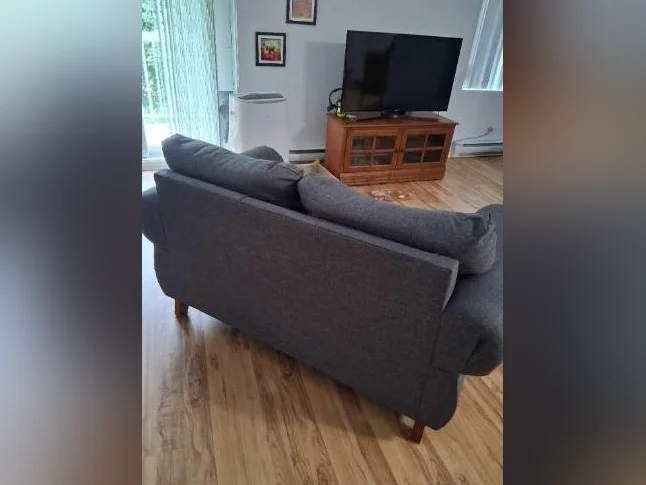 Deux fauteuils berçants et une causeuse de qualité. thumbnail 4