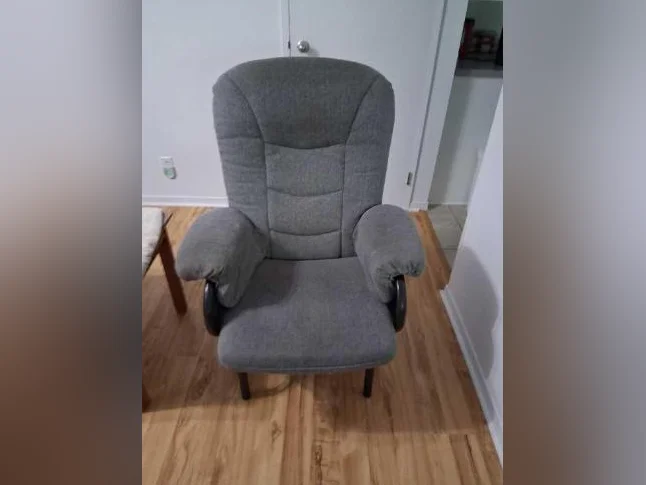 Deux fauteuils berçants et une causeuse de qualité.