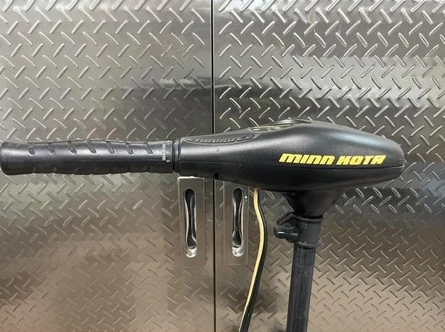 Vends 2 batteries 12 V à décharge et un moteur électrique Minn Kota 12 V - 55 lbs