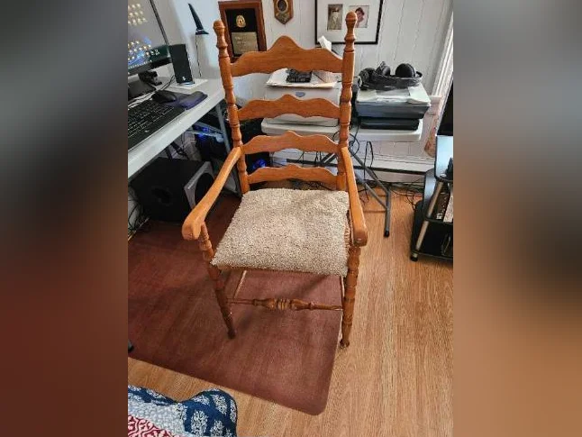 Chaise colonial en Érable de Colombie thumbnail 5