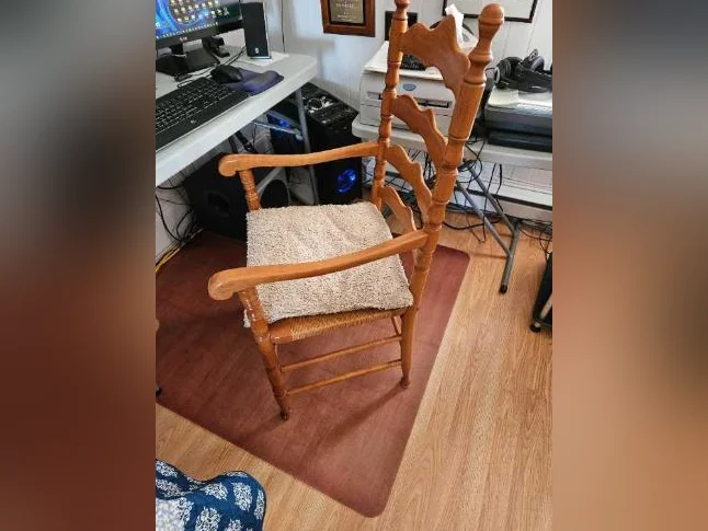 Chaise colonial en Érable de Colombie thumbnail 6