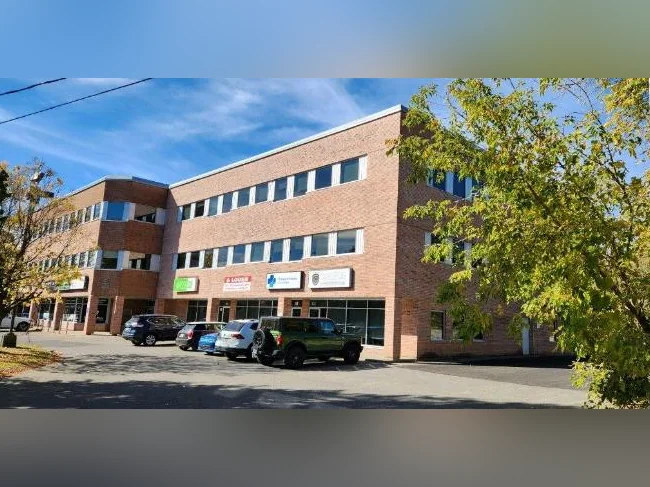 Local commercial 28, Chem. de la Côte St-Louis, s.104 thumbnail 7