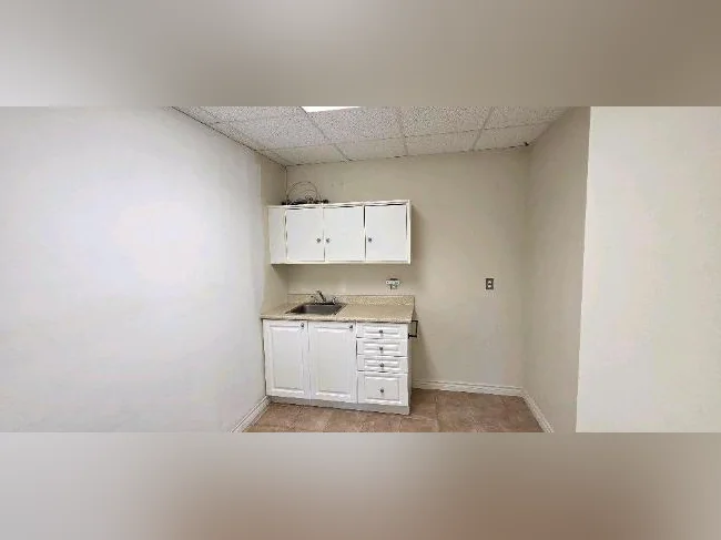 Local commercial 28, Chem. de la Côte St-Louis, s.104 thumbnail 6