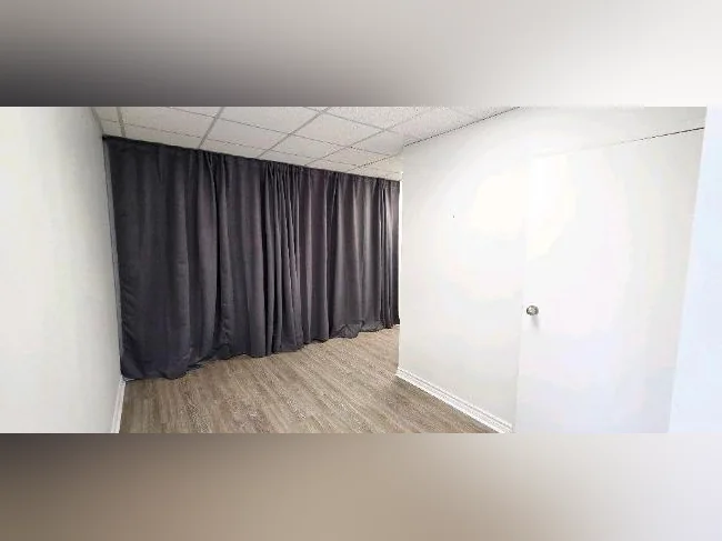 Local commercial 28, Chem. de la Côte St-Louis, s.104 thumbnail 4