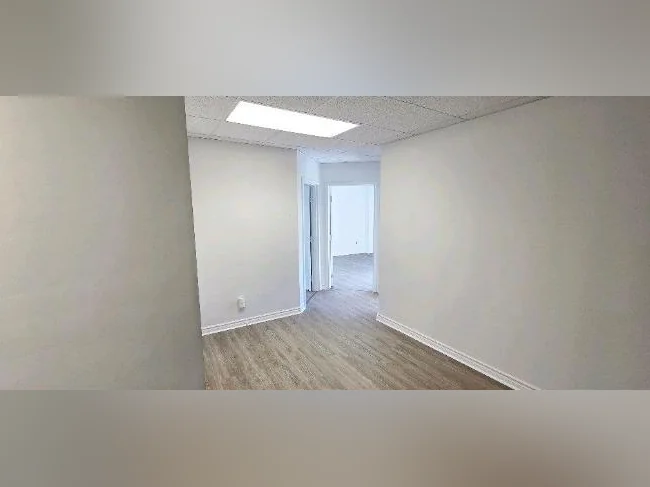 Local commercial 28, Chem. de la Côte St-Louis, s.104 thumbnail 5