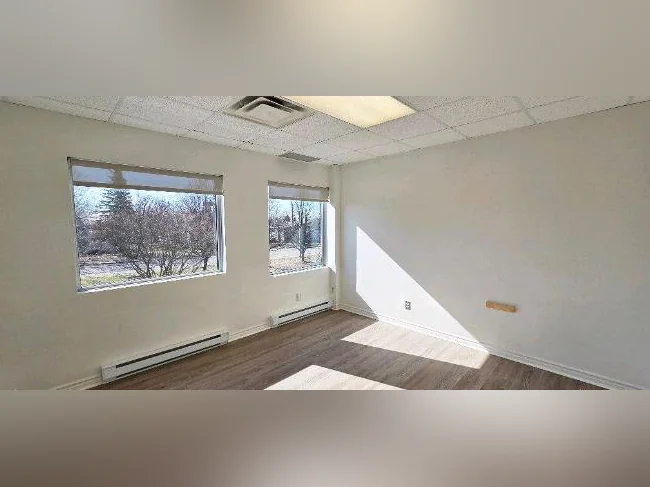 Local commercial 28, Chem. de la Côte St-Louis, s.104