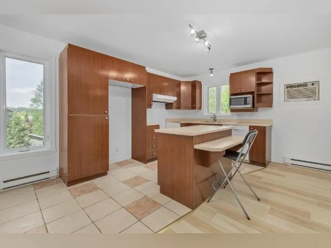 Disponible 1er juillet 2026 Maison entièrement rénovée en 2026 : 3 chambres avec balcon et accès à la cour arrière Sainte-Adèle thumbnail 3