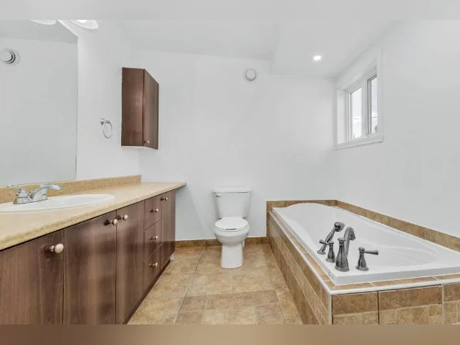 Disponible 1er juillet 2026 Maison entièrement rénovée en 2026 : 3 chambres avec balcon et accès à la cour arrière Sainte-Adèle thumbnail 6
