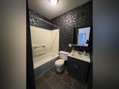 Très GRAND 7 ½ 2 salles de bain, 2 salons, 4 chambres, entrée indépendante PREMIER étage, À VOIR!!!! thumbnail 5