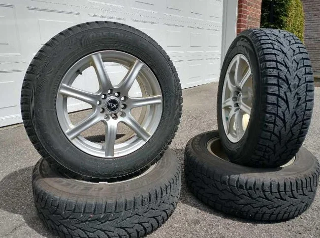 Pneus d’hiver Toyo Observe G3-ICE 215/65R16 sur jantes RTX – Très bon état