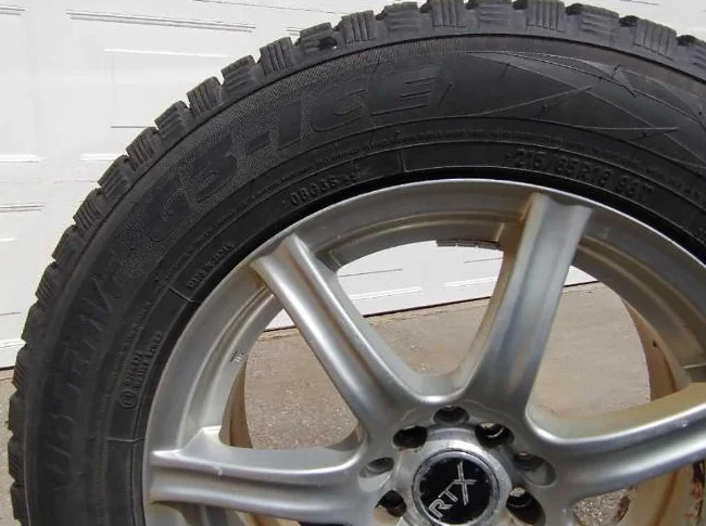 Pneus d’hiver Toyo Observe G3-ICE 215/65R16 sur jantes RTX – Très bon état thumbnail 2