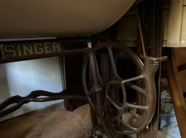 Ancien Moulin, à coudes, singer avec courroie thumbnail 3