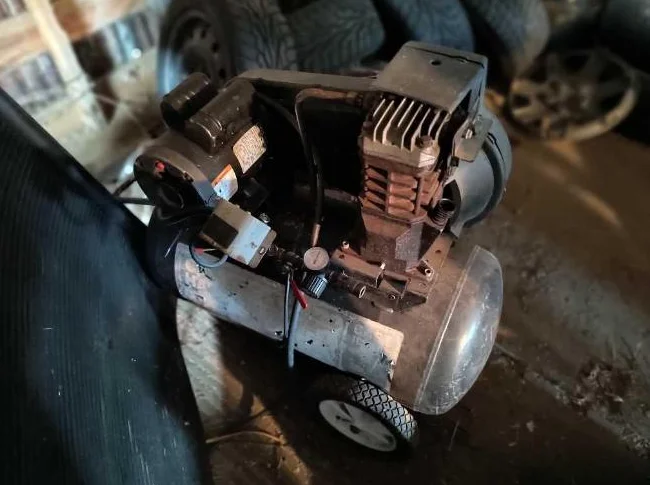 Compresseur 4.5 Hp 20Gal I'm thumbnail 4
