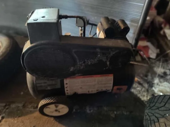 Compresseur 4.5 Hp 20Gal I'm thumbnail 2