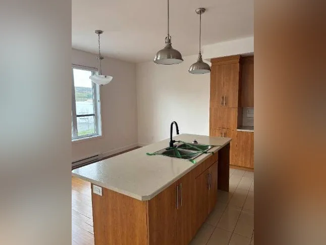 Grand 4 1/2 Cowansville, libre MAINTENANT TRÈS PROPRE