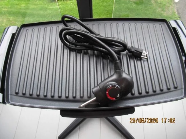 Four charcoal George Foreman de très bonne qualité - n`a jamais été utilisé thumbnail 5
