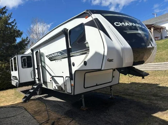 Caravane à sellette Chaparal 30 BHS 2022