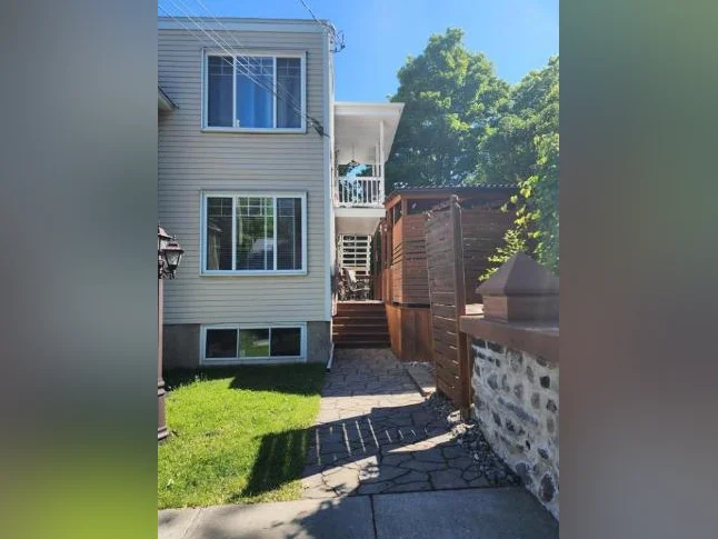 À louer – 5 ½ au 2e étage d’un triplex – Vieux-Mont-Saint-Hilaire 1 700 $ par mois thumbnail 2