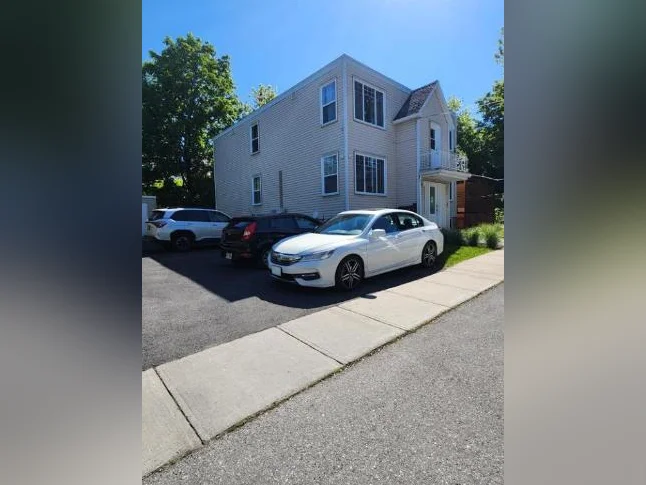 À louer – 5 ½ au 2e étage d’un triplex – Vieux-Mont-Saint-Hilaire 1 700 $ par mois thumbnail 3