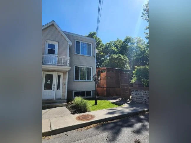 À louer – 5 ½ au 2e étage d’un triplex – Vieux-Mont-Saint-Hilaire 1 700 $ par mois thumbnail 4