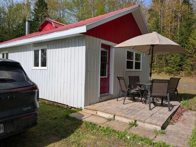 chalet rustique en forêt gaspésienne.