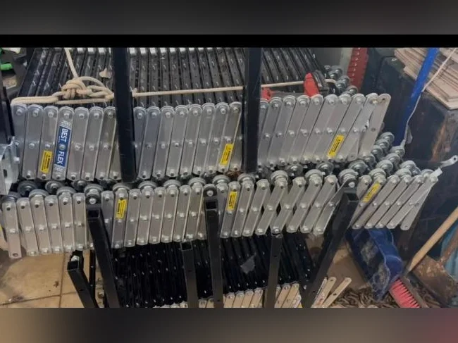 Convoyeur mobile Uline sans roue séparer en 3 sections de 3 pattes aurait coûté 6,600$ liquidité 1499$ thumbnail 2