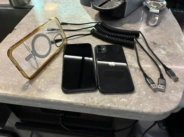 Iphone 11   (2 pour 400$  incluant) 3 fils spirales  USB C + 1 casing  ou (1 pour 235$) thumbnail 2