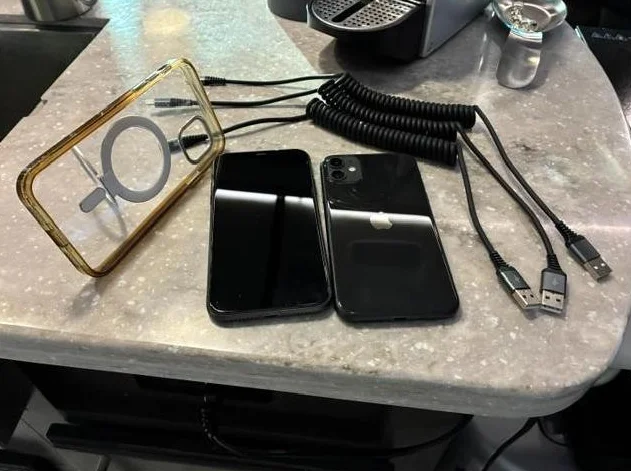 Iphone 11   (2 pour 400$  incluant) 3 fils spirales  USB C + 1 casing  ou (1 pour 235$)