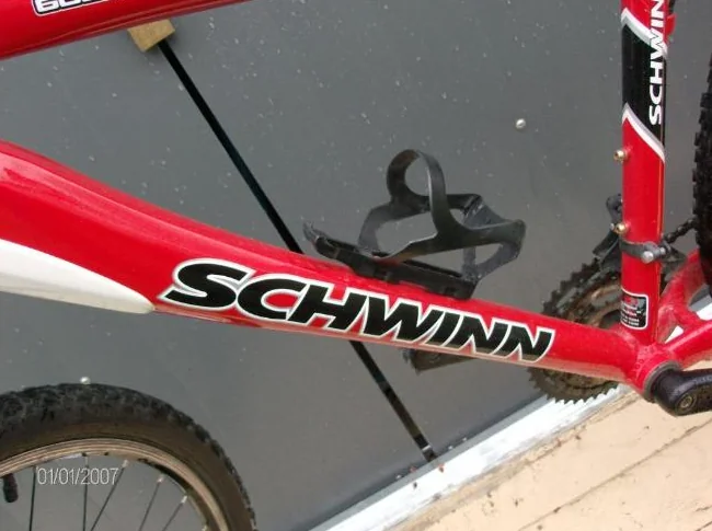 bicyle 28 po SCHWINN ROUGE COMME NEUF TEL 8195710839 thumbnail 3