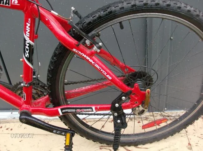 bicyle 28 po SCHWINN ROUGE COMME NEUF TEL 8195710839 thumbnail 4