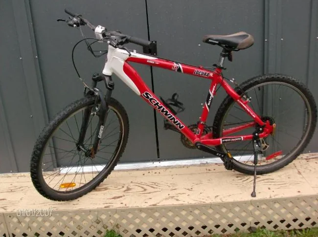 bicyle 28 po SCHWINN ROUGE COMME NEUF TEL 8195710839