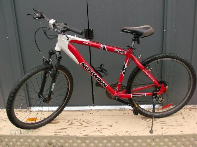 bicyle 28 po SCHWINN ROUGE COMME NEUF TEL 8195710839 thumbnail 2