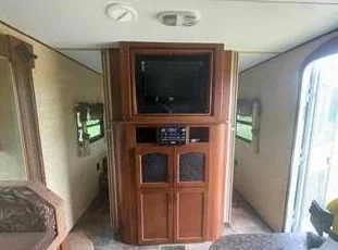 Roulotte avenger CSAZ240 de 23’ 2012 avec slide out thumbnail 8