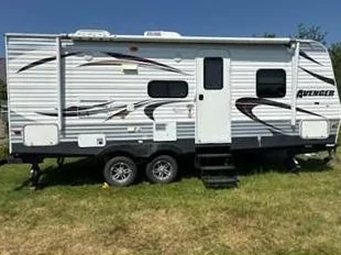Roulotte avenger CSAZ240 de 23’ 2012 avec slide out