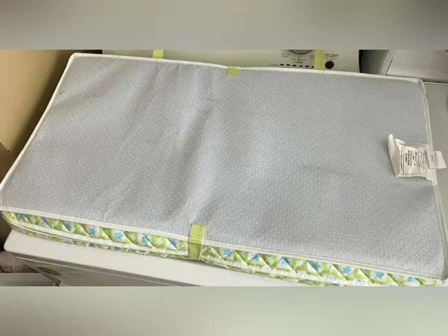 2 Matelas de table à langer + plusieurs couvre-matelas thumbnail 3