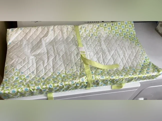 2 Matelas de table à langer + plusieurs couvre-matelas thumbnail 2