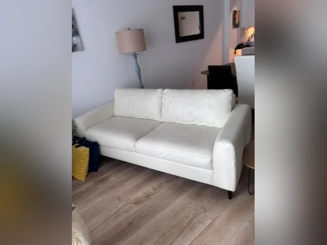 Canapé fauteuil 4 places en cuir   prix négociable 78 pouces de largeur