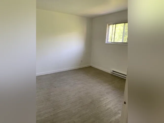 Logement 4.5 pces Secteur haute-ville 2e étage thumbnail 2
