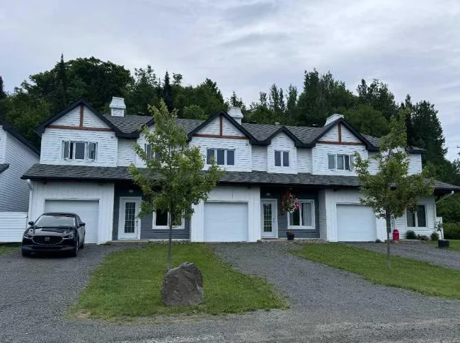Maison de ville à louer à St-Adolphe-d'Howard accès au lac St-Denis