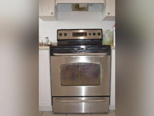 Cuisinière électrique GE.Plaque céramique. Autonettoyant. Inox et noire.