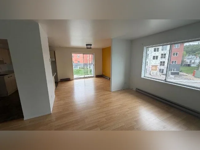 4 1/2 Mont-Laurier, très propre, corridor sécurisé thumbnail 3