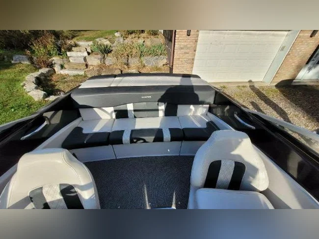 2016 bateau Glastron GT185 18 pieds Volvo 200hp, toiles & bimini et remorque thumbnail 4