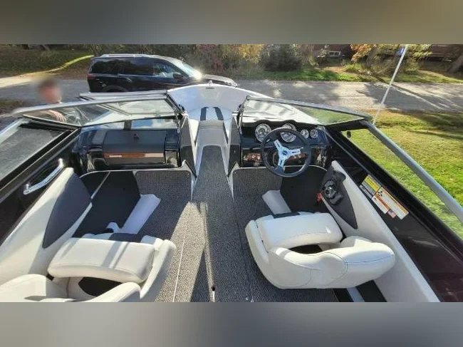 2016 bateau Glastron GT185 18 pieds Volvo 200hp, toiles & bimini et remorque thumbnail 3