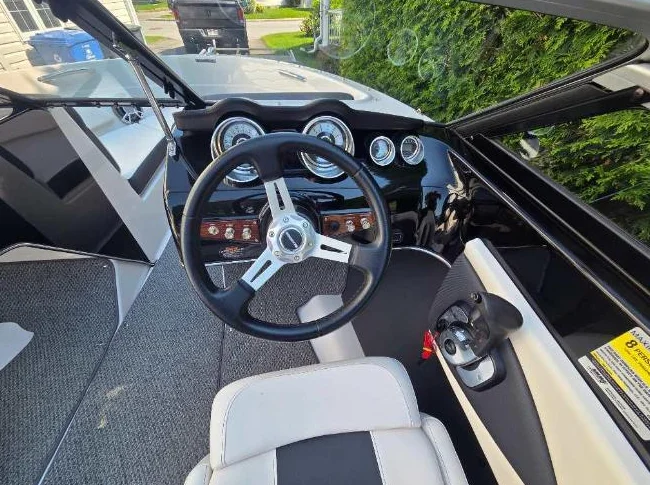 2016 bateau Glastron GT185 18 pieds Volvo 200hp, toiles & bimini et remorque thumbnail 10