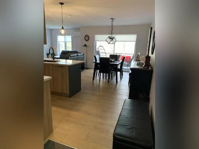 Grand 4 1/2 à louer avec ascenseur et garage - Saint-Césaire – 1200 pi² thumbnail 4