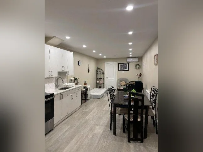 newly renovated 4 1/2 apartment for rent - appliances INCLUDED thumbnail 2
