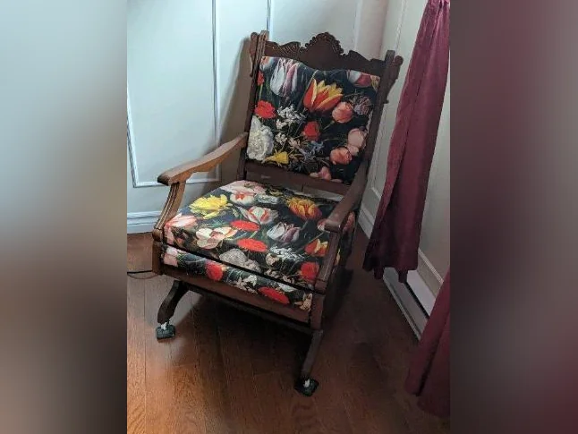 Chaise antique thumbnail 2