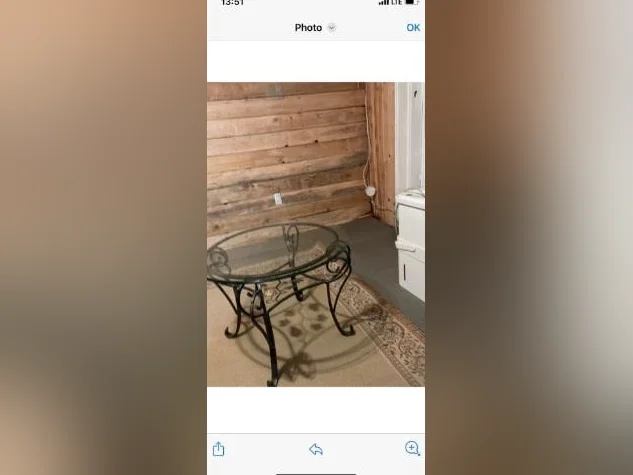 Table et chaises et 2 petits bureaux et une autre table en vitres thumbnail 5