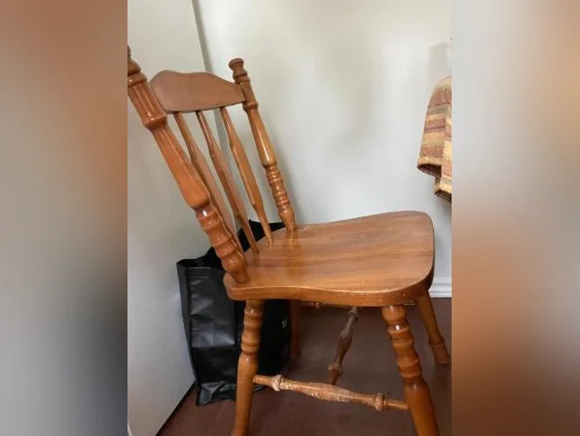 Table et chaises et 2 petits bureaux et une autre table en vitres